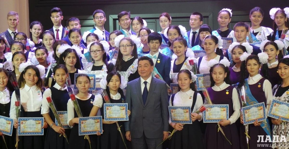 Алик Айдарбаев с обладателями «Алтын Белгi»