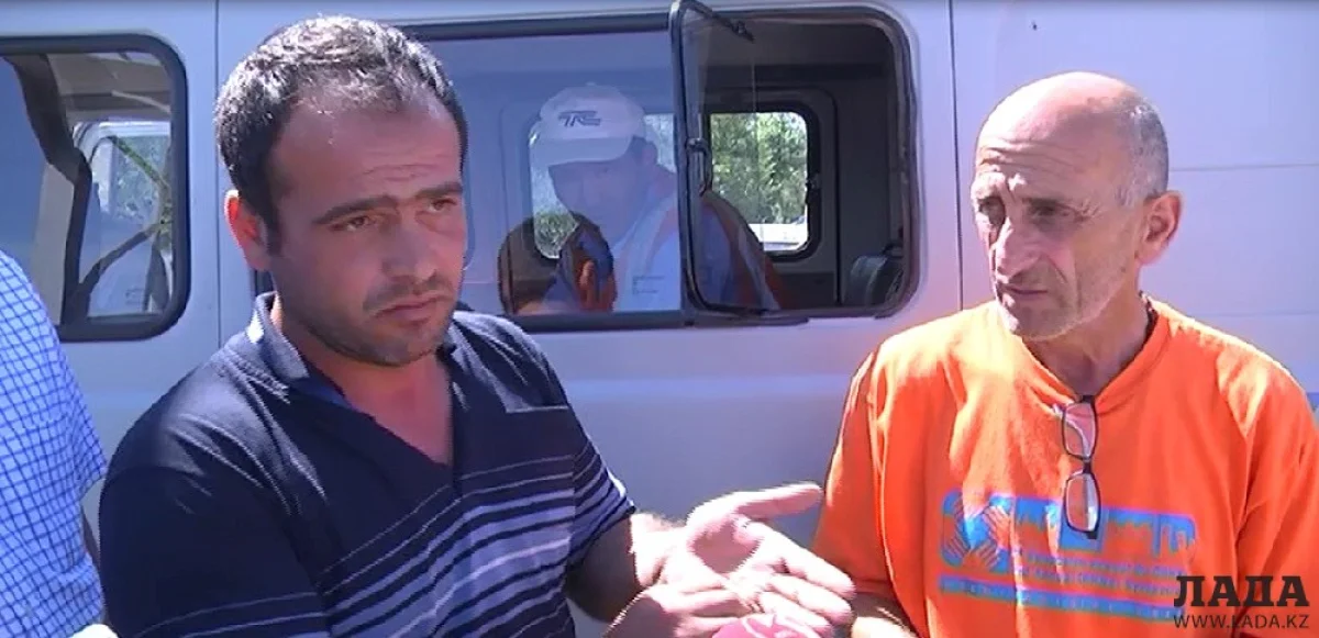 Иностранные водители в морском порту Актау