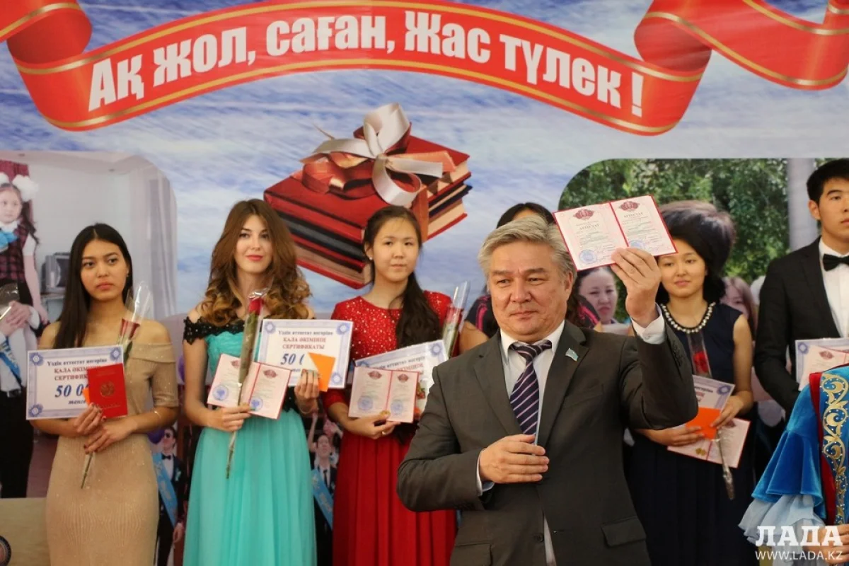 Секретарь актауского городского маслихата Марат Молдагулов торжественно вручил выпускникам аттестаты с отличием
