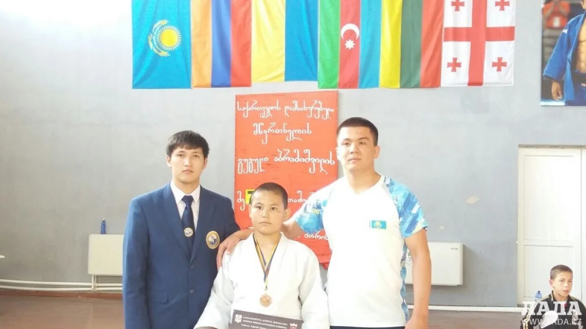 Мейрамбек Алдаберген с тренерами. Фото предоставили в спортшколе &quot;Жастар&quot;