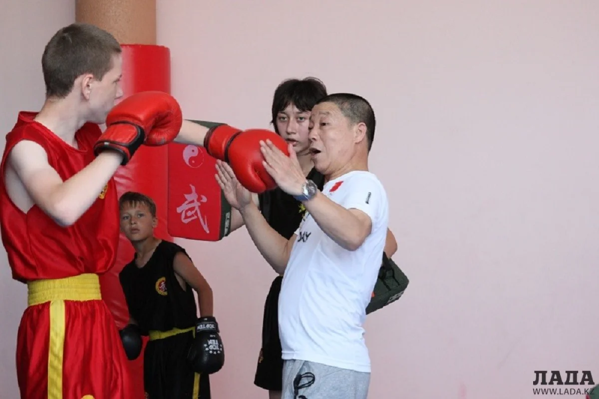 Специалист из Китая Жанг Генксюе проводит практические занятия в актауской школе &quot;Синь-Хо-Мэнь&quot;. Фото Ольги Ярославской