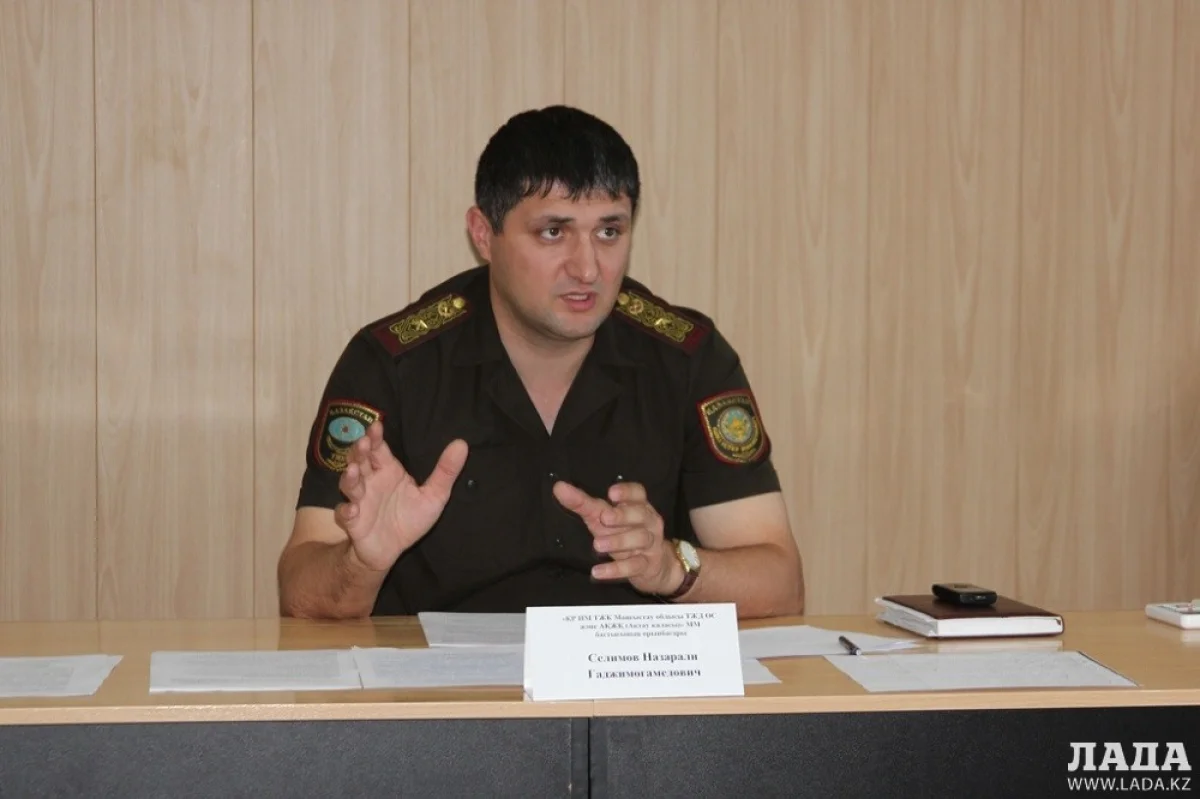 Заместитель начальника службы пожаротушения Назарали Селимов говорит о важности развития пожарного добровольчества. Фото Рукии Сычевой