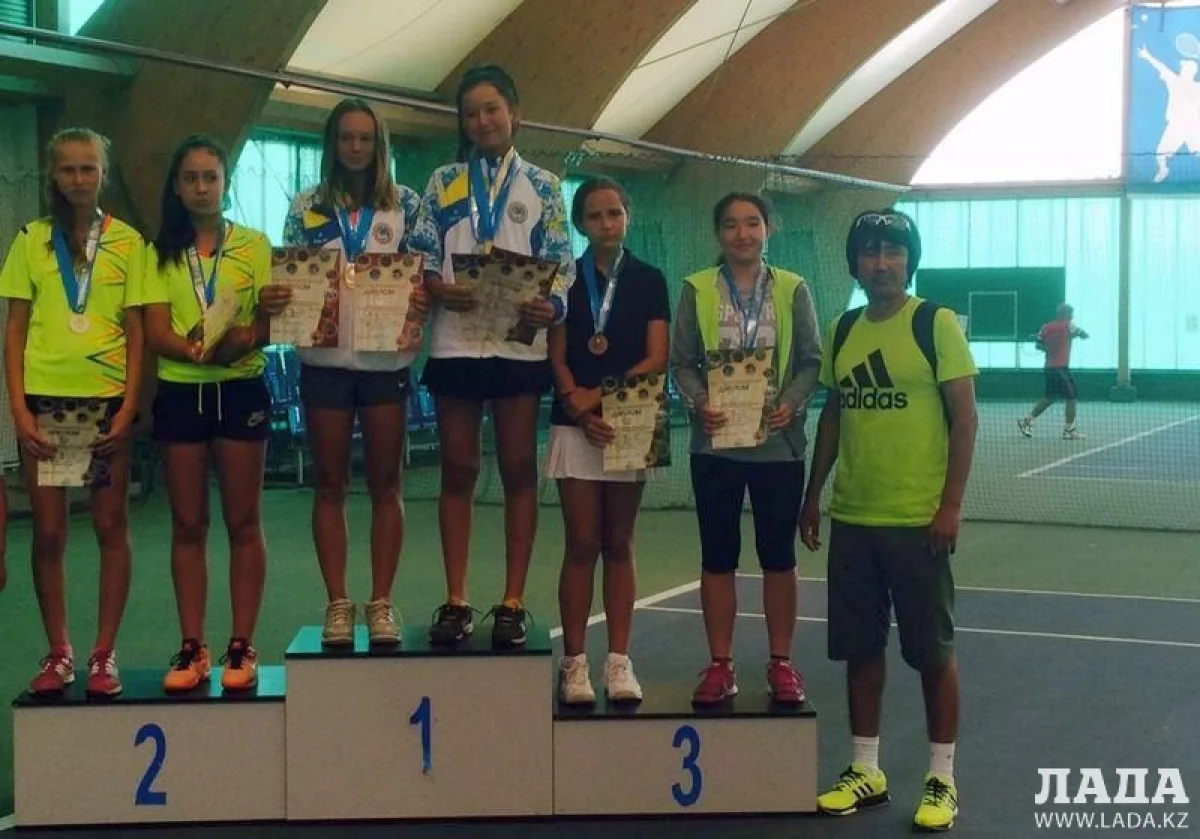 Наши теннисистки на третьей ступени пьедестала. Фото участников спартакиады
