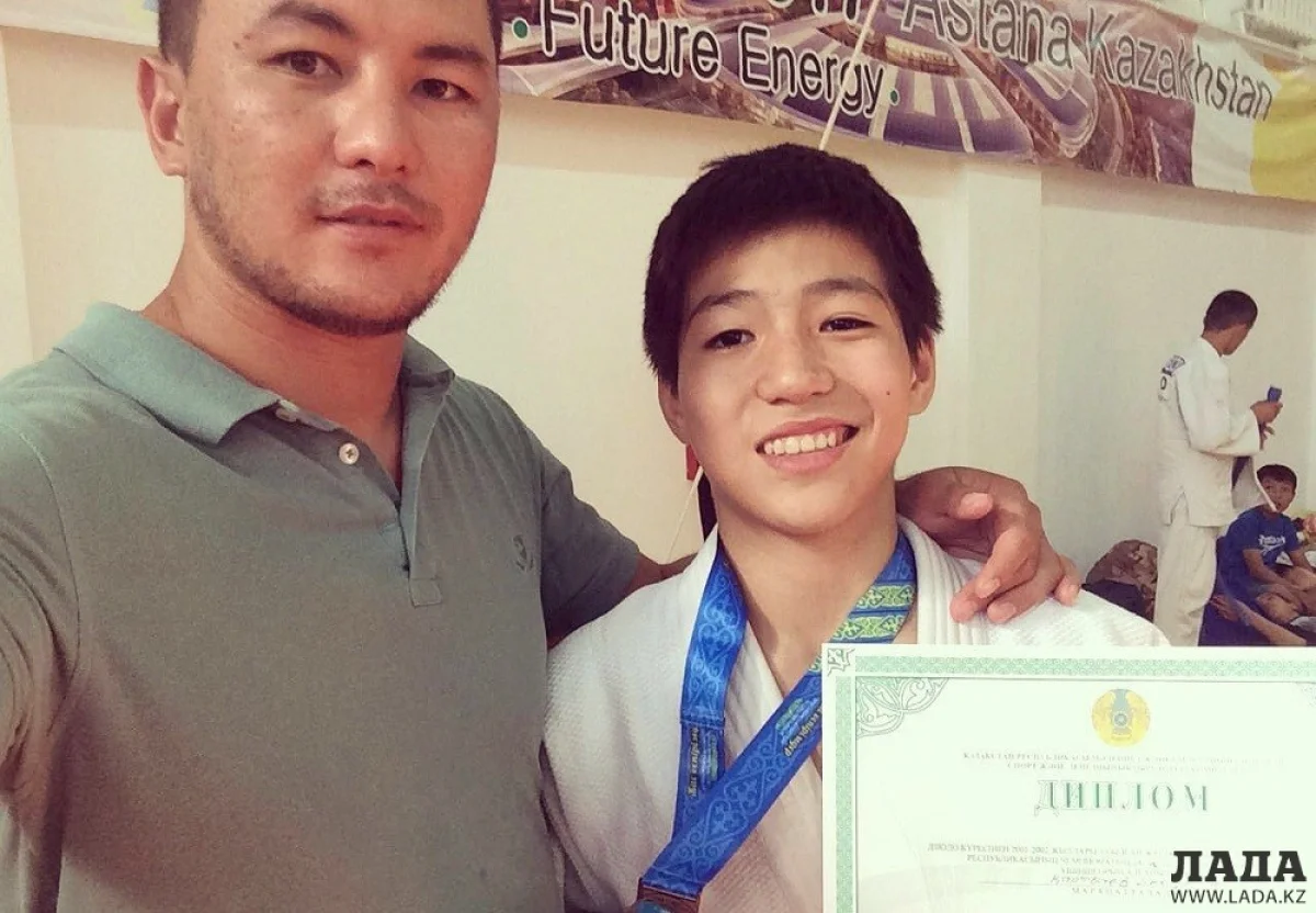 Бексултан Картбай с тренером. Фото предоставлено Айбеком Имашевым