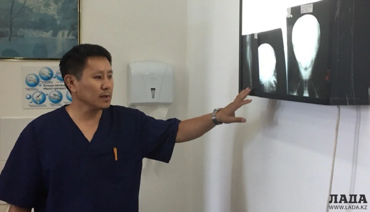 Курман Кайранов рассказывает о состоянии мальчика, выпавшего из окна седьмого этажа||news_pic_more|<!--TBegin--><a href="https://img.lada.kz/2016-06/1466597969_r8bnn_vyqqa.jpg" onclick="return hs.expand(this)" ><img align="left" src="https://img.lada.kz/2016-06/thumbs/1466597969_r8bnn_vyqqa.jpg" alt='Курман Кайранов: Упавший с седьмого этажа ребенок получил ушиб головного мозга и перелом голени' title='Курман Кайранов: Упавший с седьмого этажа ребенок получил ушиб головного мозга и перелом голени'  /></a><!--TEnd--><br /><!--TBegin--><a href="https://img.lada.kz/2016-06/1466597995_232.jpg" onclick="return hs.expand(this)" ><img align="left" src="https://img.lada.kz/2016-06/thumbs/1466597995_232.jpg" alt='Курман Кайранов: Упавший с седьмого этажа ребенок получил ушиб головного мозга и перелом голени' title='Курман Кайранов: Упавший с седьмого этажа ребенок получил ушиб головного мозга и перелом голени'  /></a><!--TEnd--><br /><!--TBegin--><a href="https://img.lada.kz/2016-06/1466598034_kuq4tmda7de.jpg" onclick="return hs.expand(this)" ><img align="left" src="https://img.lada.kz/2016-06/thumbs/1466598034_kuq4tmda7de.jpg" alt='Курман Кайранов: Упавший с седьмого этажа ребенок получил ушиб головного мозга и перелом голени' title='Курман Кайранов: Упавший с седьмого этажа ребенок получил ушиб головного мозга и перелом голени'  /></a><!--TEnd-->