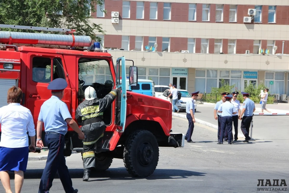 Фото автора||news_pic_more|<!--TBegin--><a href="https://img.lada.kz/2016-06/1466663233_img_5925.jpg" onclick="return hs.expand(this)" ><img src="https://img.lada.kz/2016-06/thumbs/1466663233_img_5925.jpg" alt='В Актау эвакуировали персонал и посетителей поликлиники № 1 из-за подозрительного пакета' title='В Актау эвакуировали персонал и посетителей поликлиники № 1 из-за подозрительного пакета'  /></a><!--TEnd--><br /><!--TBegin--><a href="https://img.lada.kz/2016-06/1466663281_img_5928.jpg" onclick="return hs.expand(this)" ><img src="https://img.lada.kz/2016-06/thumbs/1466663281_img_5928.jpg" alt='В Актау эвакуировали персонал и посетителей поликлиники № 1 из-за подозрительного пакета' title='В Актау эвакуировали персонал и посетителей поликлиники № 1 из-за подозрительного пакета'  /></a><!--TEnd--><br /><!--TBegin--><a href="https://img.lada.kz/2016-06/1466663261_img_5931.jpg" onclick="return hs.expand(this)" ><img src="https://img.lada.kz/2016-06/thumbs/1466663261_img_5931.jpg" alt='В Актау эвакуировали персонал и посетителей поликлиники № 1 из-за подозрительного пакета' title='В Актау эвакуировали персонал и посетителей поликлиники № 1 из-за подозрительного пакета'  /></a><!--TEnd-->