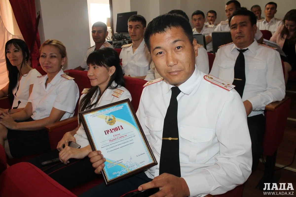Среди отличившихся сотрудников Мурат Едилов. Фото автора
