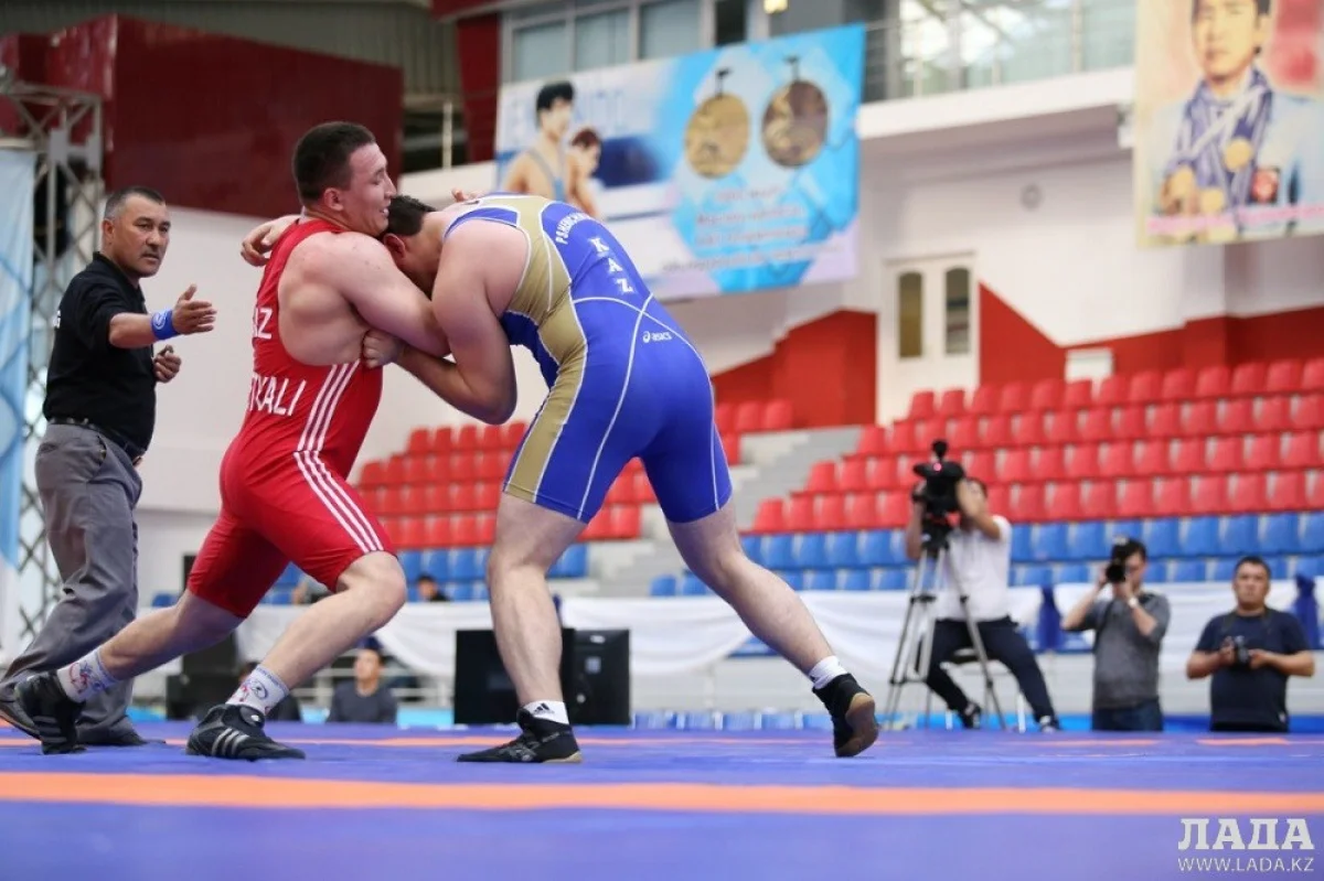 Салават Ахметкали в синем. Фото участников турнира