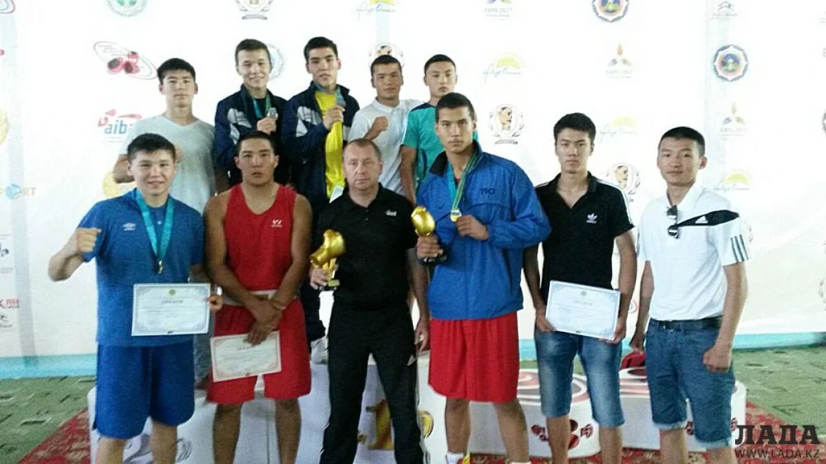 Сборная Мангистауской области с главным тренером молодежной сборной Мангистауской области Дмитрием Середовым. Фото предоставлено пресс-службой федерации бокса Мангистауской области.