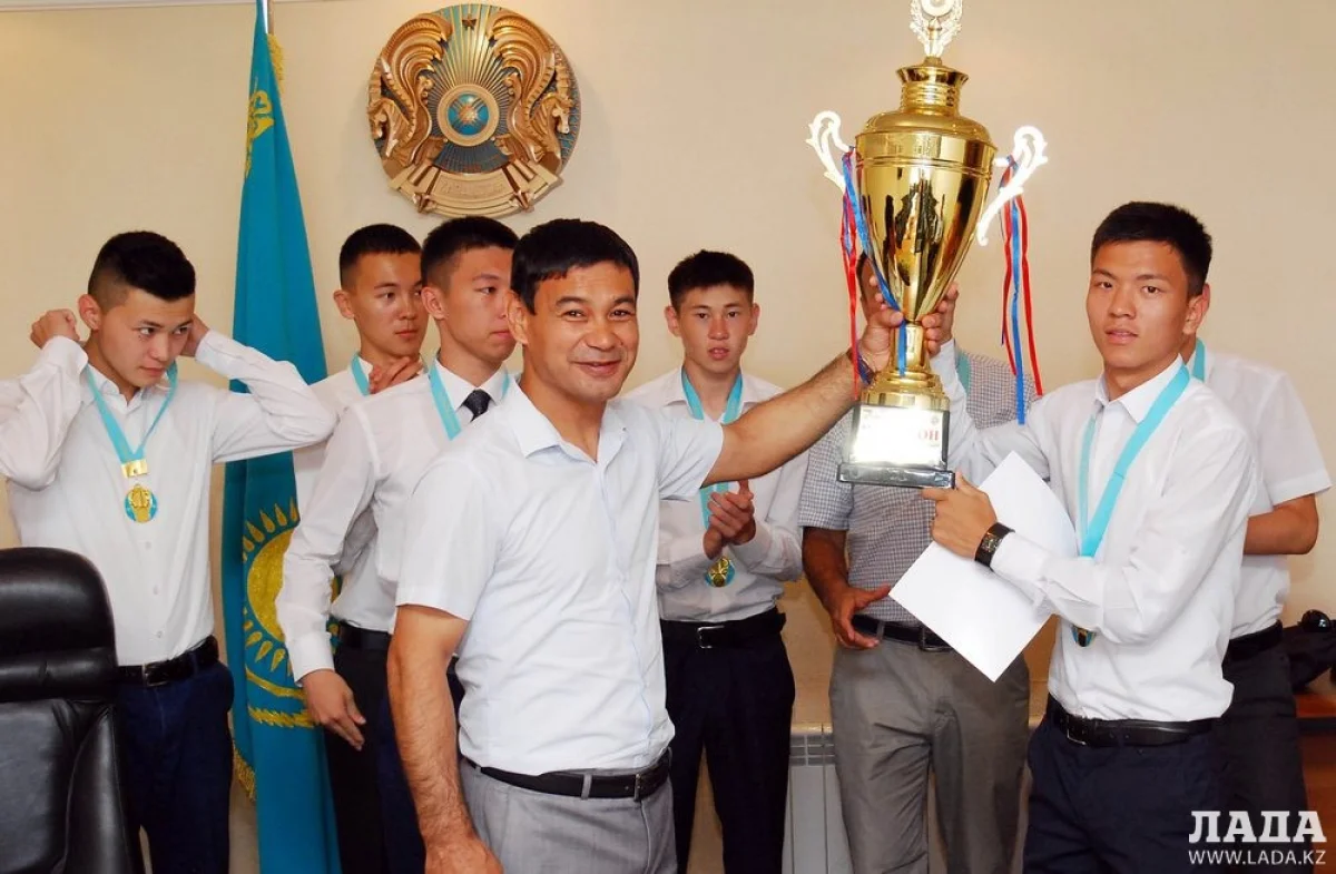 Кубок победителям вручает Канат Жумабаев||news_pic_more|<!--TBegin--><a href="https://img.lada.kz/2016-06/1467114689_kubok_01.jpg" onclick="return hs.expand(this)" ><img align="left" src="https://img.lada.kz/2016-06/thumbs/1467114689_kubok_01.jpg" alt='В Актау наградили победителей турнира по мини-футболу «Кубок выпускников-2016»' title='В Актау наградили победителей турнира по мини-футболу «Кубок выпускников-2016»'  /></a><!--TEnd--><br /><!--TBegin--><a href="https://img.lada.kz/2016-06/1467114641_kubok_03.jpg" onclick="return hs.expand(this)" ><img align="left" src="https://img.lada.kz/2016-06/thumbs/1467114641_kubok_03.jpg" alt='В Актау наградили победителей турнира по мини-футболу «Кубок выпускников-2016»' title='В Актау наградили победителей турнира по мини-футболу «Кубок выпускников-2016»'  /></a><!--TEnd--><br /><!--TBegin--><a href="https://img.lada.kz/2016-06/1467114732_kubok_04.jpg" onclick="return hs.expand(this)" ><img align="left" src="https://img.lada.kz/2016-06/thumbs/1467114732_kubok_04.jpg" alt='В Актау наградили победителей турнира по мини-футболу «Кубок выпускников-2016»' title='В Актау наградили победителей турнира по мини-футболу «Кубок выпускников-2016»'  /></a><!--TEnd-->