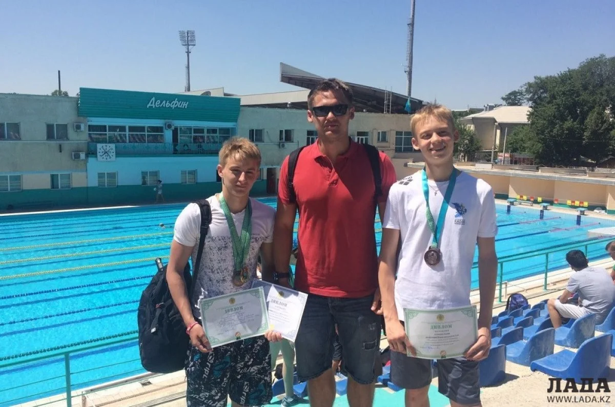 Захар Шелковников и Андрей Агуцков с тренером Александром Вайсброт. Фото участников соревнований