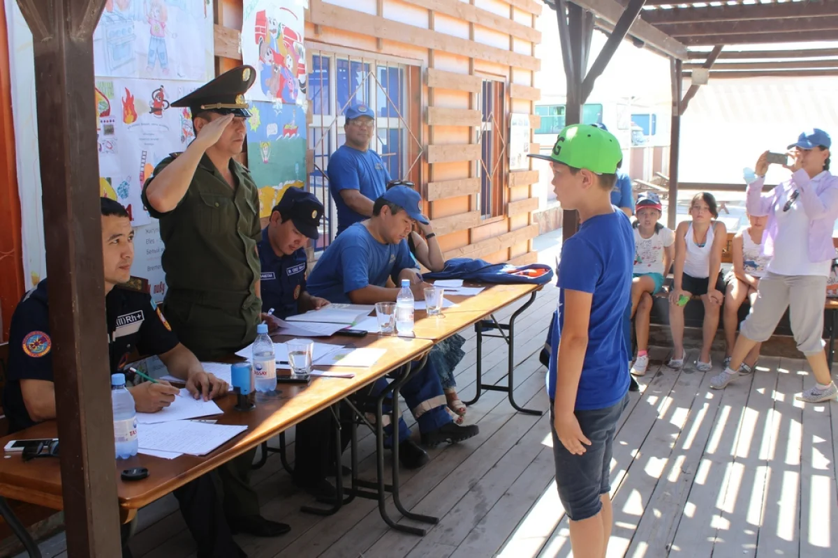 Сдача рапортов командирами отрядов. Фото предоставлены управленем по чрезвычайным ситуациям ДЧС Мангистауской области