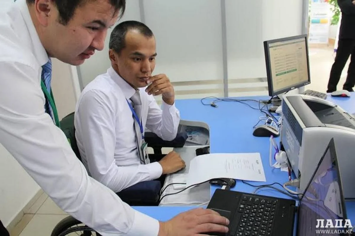 Сотрудники государственной корпорации «Правительство для граждан». Фото из архива ведомства.