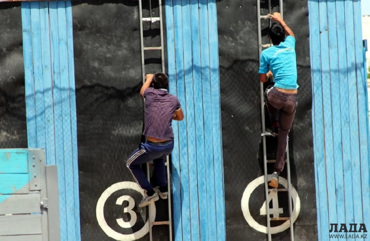 Подъем на учебную башню по штурмовым лестницам. Фото Службы пожаротушения