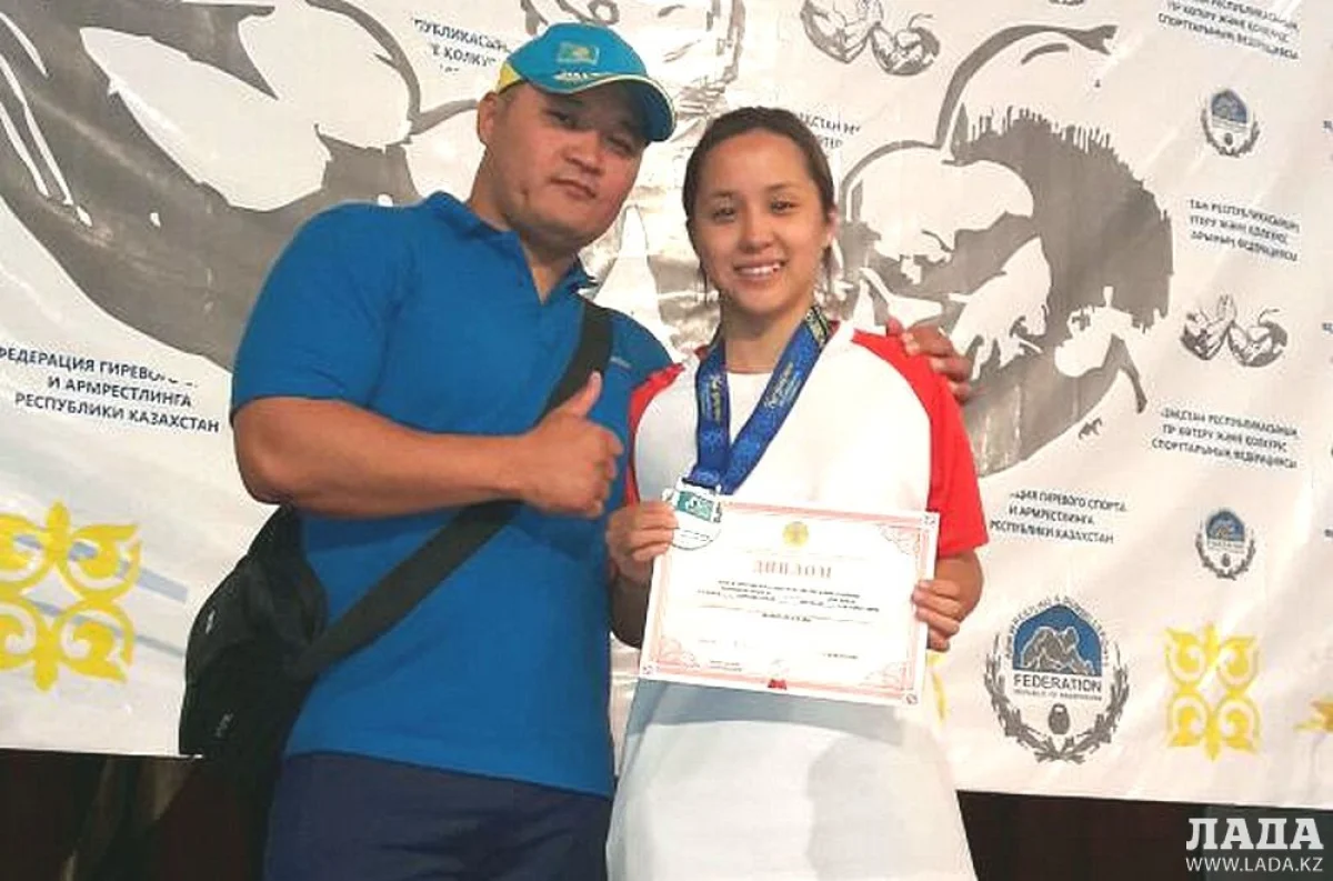 Тренер Исембай Матенов и Акшабай Асима. Фото предоставлено Мухтаром Джумашевым