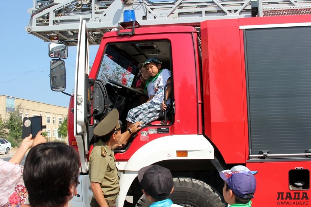 Самая интересная часть программы - обследование боевой машины. Фото Рукии Сычевой