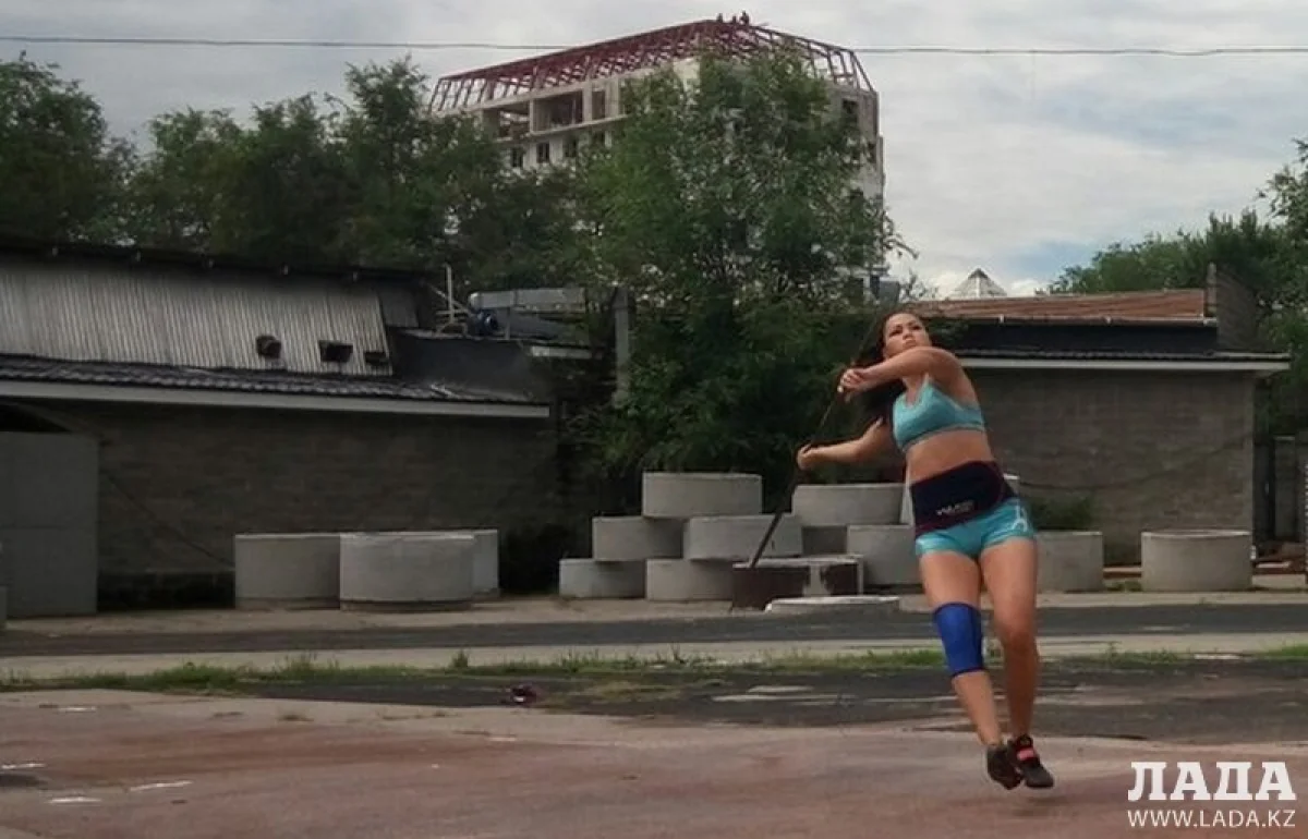 Асия Рабаева метает копье