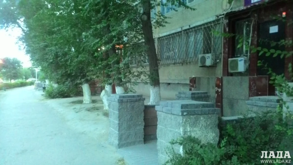 Место трагедии. Фото автора||news_pic_more|<!--TBegin--><a href="https://img.lada.kz/2016-07/1467998595_p_20160708_212751.jpg" onclick="return hs.expand(this)" ><img src="https://img.lada.kz/2016-07/thumbs/1467998595_p_20160708_212751.jpg" alt='В 8 микрорайоне Актау на дереве повесился мужчина' title='В 8 микрорайоне Актау на дереве повесился мужчина'  /></a><!--TEnd--><br /><!--TBegin--><a href="https://img.lada.kz/2016-07/1467998565_p_20160708_212756.jpg" onclick="return hs.expand(this)" ><img src="https://img.lada.kz/2016-07/thumbs/1467998565_p_20160708_212756.jpg" alt='В 8 микрорайоне Актау на дереве повесился мужчина' title='В 8 микрорайоне Актау на дереве повесился мужчина'  /></a><!--TEnd--><br /><!--TBegin--><a href="https://img.lada.kz/2016-07/1467998608_p_20160708_212820.jpg" onclick="return hs.expand(this)" ><img src="https://img.lada.kz/2016-07/thumbs/1467998608_p_20160708_212820.jpg" alt='В 8 микрорайоне Актау на дереве повесился мужчина' title='В 8 микрорайоне Актау на дереве повесился мужчина'  /></a><!--TEnd-->