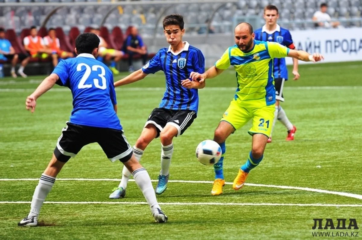 На фото нападающий «Каспия» Вячеслав Сердюков