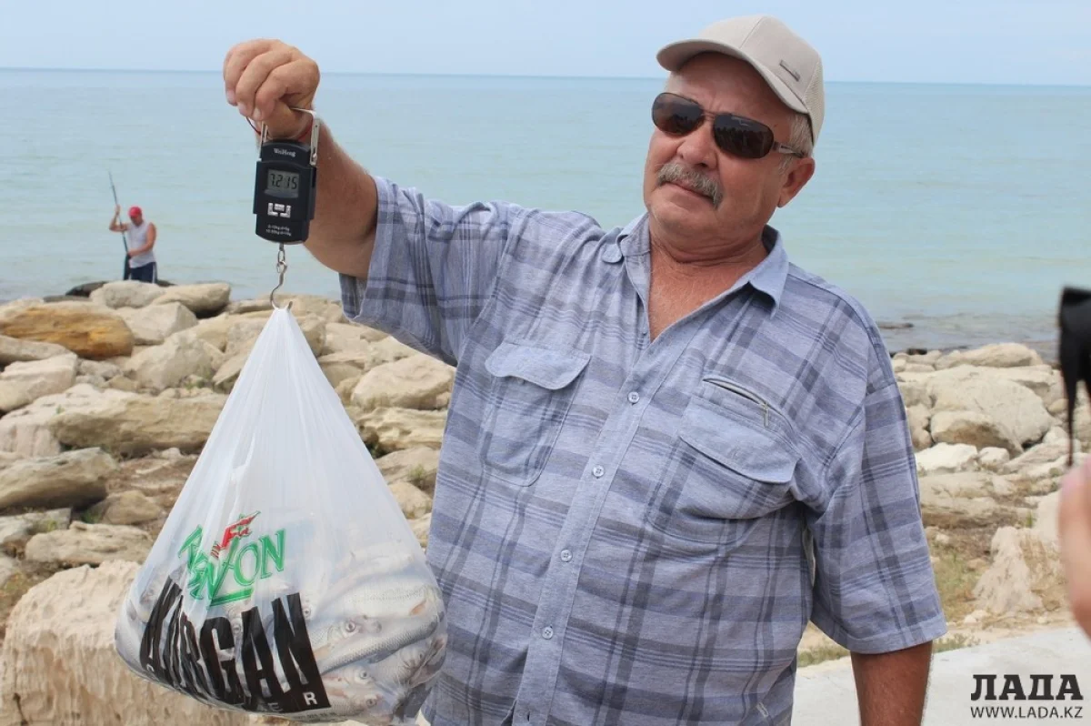 Самый старший участник Валерий Ермаков со своим уловом