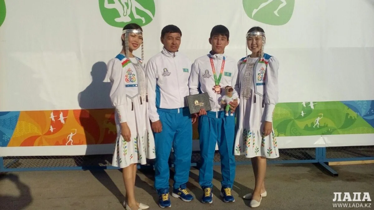 Нурбек Куанышулы и тренер Берик Жумагалиев. Фото предоставили в спортшколе &quot;Жастар&quot;