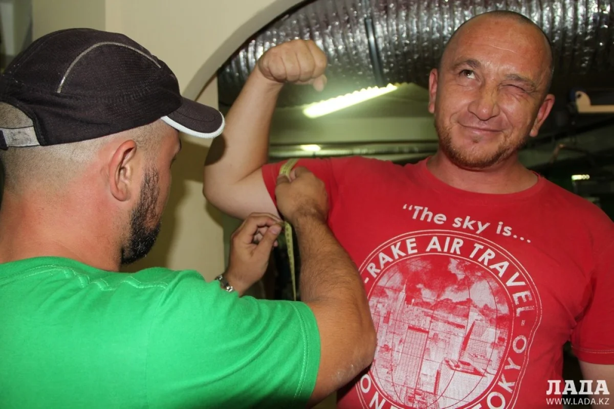 Снимаем размеры бицепса. Фото автора