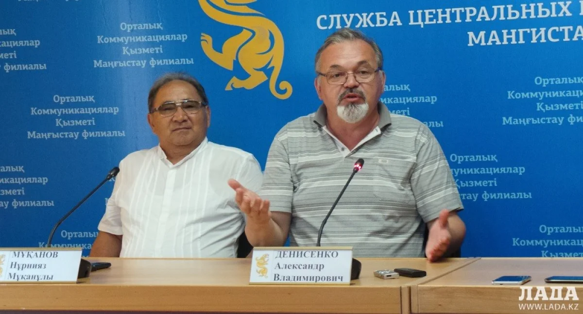 Директор областного музыкально-драматического театра Нурнияз Муханов и режиссер-постановщик фильма Александр Денисенко