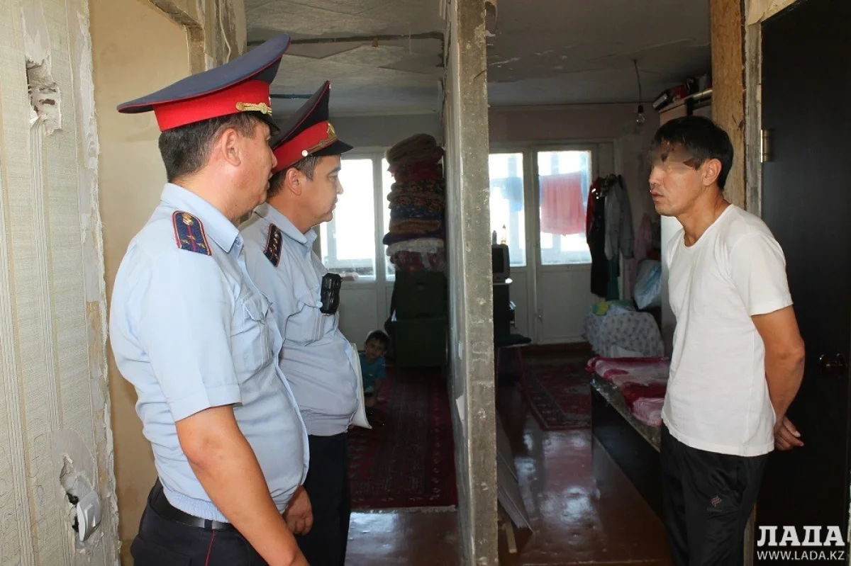 Участковые проверяют подучетных на дому. Фото автора