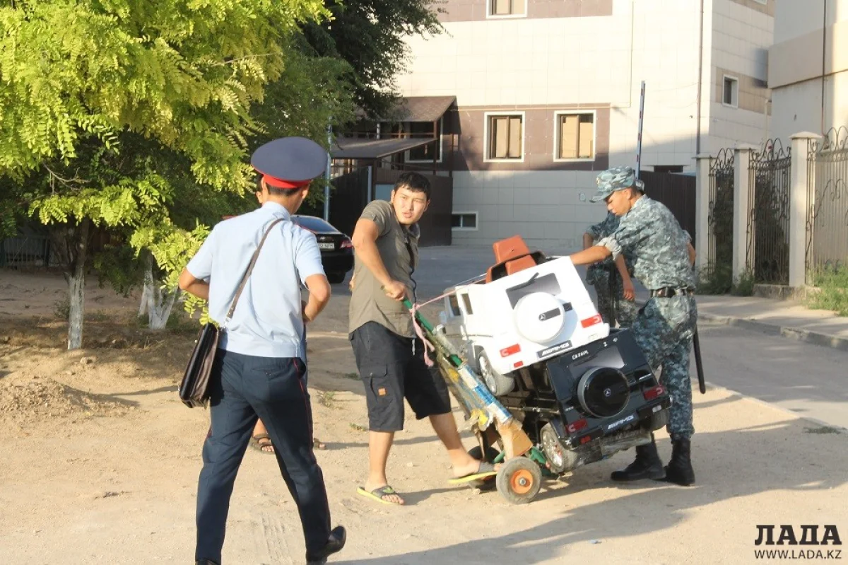 Владельцы велосипедов пытались скрыться в микрорайоне. Фото автора