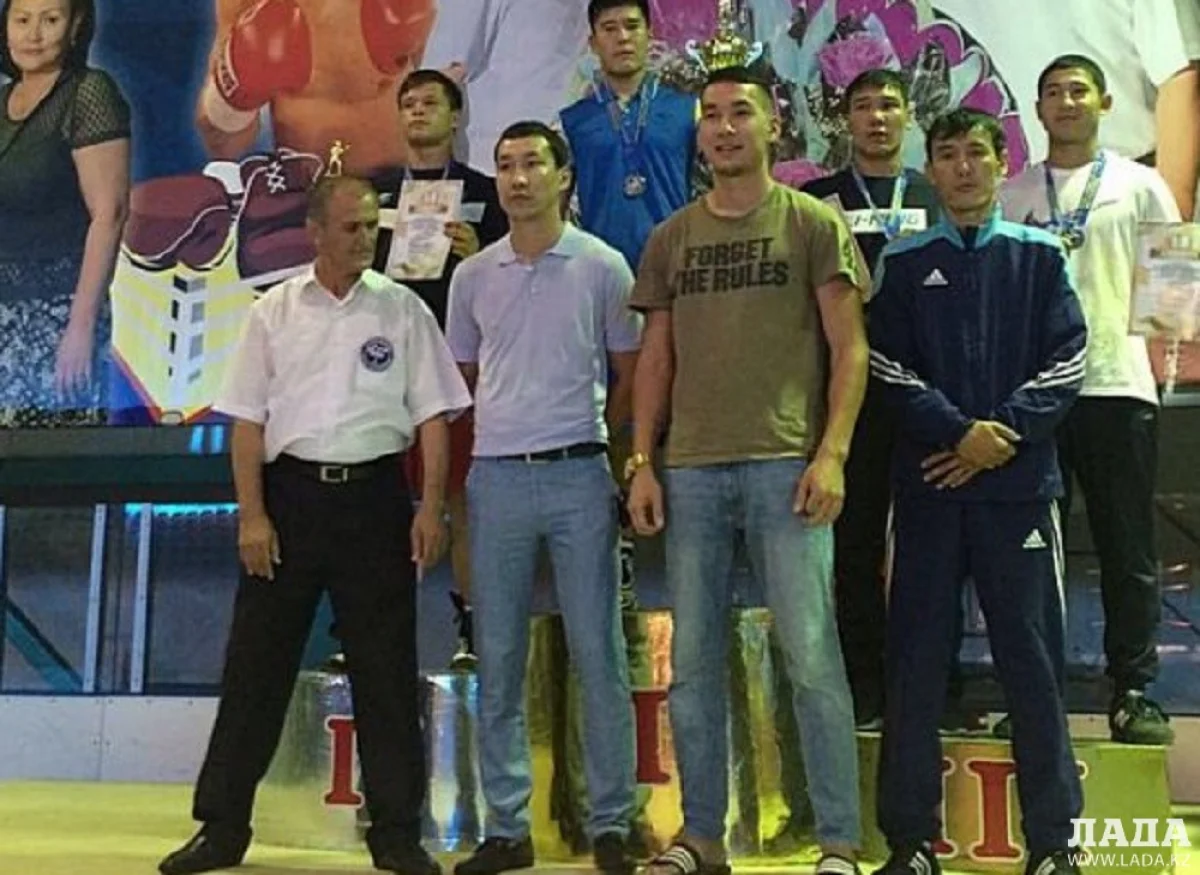 Награждение Бекзада Нурдаулетова. Фото предоставлено пресс-службой федерации бокса Мангистауской области