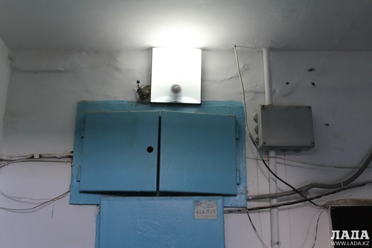 Установленные датчики движения в подъездах домов. Фото автора