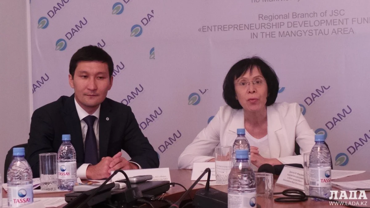 Директор Мангистауского филиала фонда &quot;Даму&quot; Берик Нургалиев и руководитель управления предпринимательства и торговли Венера Мустапаева. Фото автора
