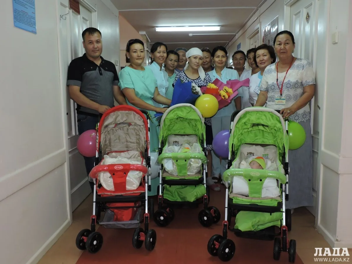 Счастливые родители с детьми и медперсоналом. Фото автора