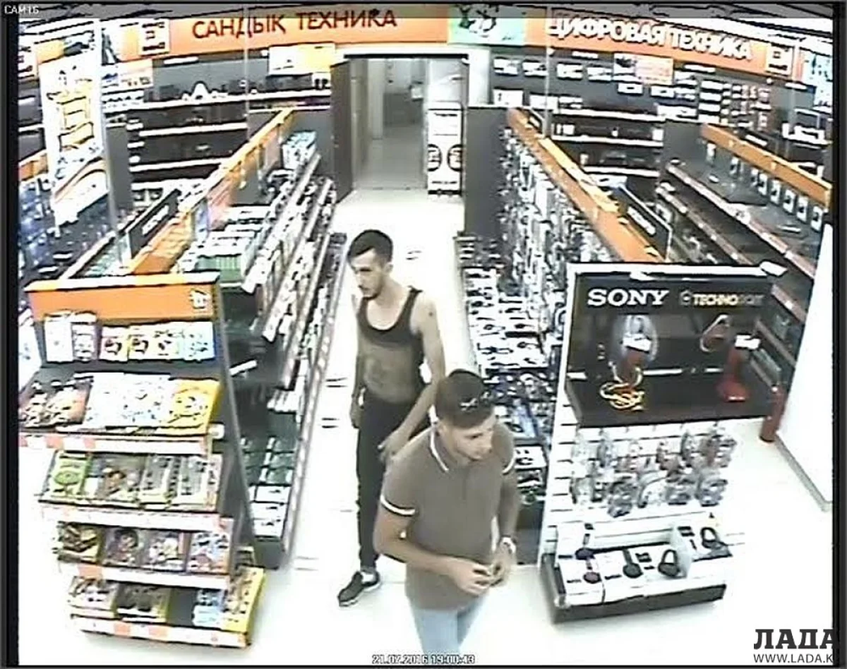 Скриншот видеоролика||news_pic_more|<!--dle_image_begin:https://img.lada.kz/2016-08/1470118221_5c912ee3-cb1d-4321-b2ab-392aabc68419.jpg|left--><img src="https://img.lada.kz/2016-08/1470118221_5c912ee3-cb1d-4321-b2ab-392aabc68419.jpg" align="left" alt="Полиция Актау разыскивает совершившего кражу в магазине «Технодом» мужчину" title="Полиция Актау разыскивает совершившего кражу в магазине «Технодом» мужчину"  /><!--dle_image_end--><br /><!--TBegin--><a href="https://img.lada.kz/2016-08/1470118202_9fc2aa4a-d35f-474f-a1c9-623378dc4348.jpg" onclick="return hs.expand(this)" ><img align="left" src="https://img.lada.kz/2016-08/thumbs/1470118202_9fc2aa4a-d35f-474f-a1c9-623378dc4348.jpg" alt='Полиция Актау разыскивает совершившего кражу в магазине «Технодом» мужчину' title='Полиция Актау разыскивает совершившего кражу в магазине «Технодом» мужчину'  /></a><!--TEnd--><br /><div align="center"><!--TBegin--><a href="https://img.lada.kz/2016-08/1470118157_e8c0dcb4-65ca-40d8-b42b-0fbbf94e246d.jpg" onclick="return hs.expand(this)" ><img src="https://img.lada.kz/2016-08/thumbs/1470118157_e8c0dcb4-65ca-40d8-b42b-0fbbf94e246d.jpg" alt='Полиция Актау разыскивает совершившего кражу в магазине «Технодом» мужчину' title='Полиция Актау разыскивает совершившего кражу в магазине «Технодом» мужчину'  /></a><!--TEnd--></div>