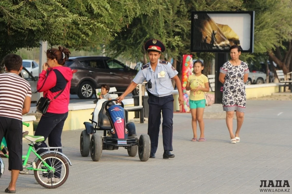 Фото Рашида Исмагилова||news_pic_more|<!--TBegin--><a href="https://img.lada.kz/2016-08/1470133837_img_0498.jpg" onclick="return hs.expand(this)" ><img align="left" src="https://img.lada.kz/2016-08/thumbs/1470133837_img_0498.jpg" alt='Руководитель управления госдоходов заявил о порядочности большинства предпринимателей на набережной Актау' title='Руководитель управления госдоходов заявил о порядочности большинства предпринимателей на набережной Актау'  /></a><!--TEnd--><br /><!--TBegin--><a href="https://img.lada.kz/2016-08/1470133888_img_0516.jpg" onclick="return hs.expand(this)" ><img align="left" src="https://img.lada.kz/2016-08/thumbs/1470133888_img_0516.jpg" alt='Руководитель управления госдоходов заявил о порядочности большинства предпринимателей на набережной Актау' title='Руководитель управления госдоходов заявил о порядочности большинства предпринимателей на набережной Актау'  /></a><!--TEnd--><br /><!--TBegin--><a href="https://img.lada.kz/2016-08/1470133877_img_0531.jpg" onclick="return hs.expand(this)" ><img align="left" src="https://img.lada.kz/2016-08/thumbs/1470133877_img_0531.jpg" alt='Руководитель управления госдоходов заявил о порядочности большинства предпринимателей на набережной Актау' title='Руководитель управления госдоходов заявил о порядочности большинства предпринимателей на набережной Актау'  /></a><!--TEnd--><br /><!--TBegin--><a href="https://img.lada.kz/2016-08/1470133894_img_0563.jpg" onclick="return hs.expand(this)" ><img align="left" src="https://img.lada.kz/2016-08/thumbs/1470133894_img_0563.jpg" alt='Руководитель управления госдоходов заявил о порядочности большинства предпринимателей на набережной Актау' title='Руководитель управления госдоходов заявил о порядочности большинства предпринимателей на набережной Актау'  /></a><!--TEnd--><br /><!--TBegin--><a href="https://img.lada.kz/2016-08/1470133888_img_0615.jpg" onclick="return hs.expand(this)" ><img align="left" src="https://img.lada.kz/2016-08/thumbs/1470133888_img_0615.jpg" alt='Руководитель управления госдоходов заявил о порядочности большинства предпринимателей на набережной Актау' title='Руководитель управления госдоходов заявил о порядочности большинства предпринимателей на набережной Актау'  /></a><!--TEnd-->