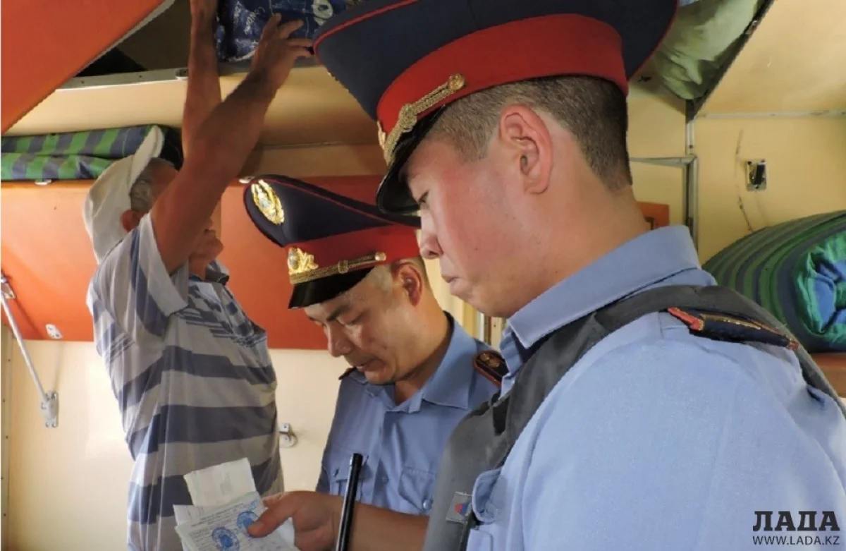 Проверка документов пассажиров поезда Мангистау-Актобе. Фото автора