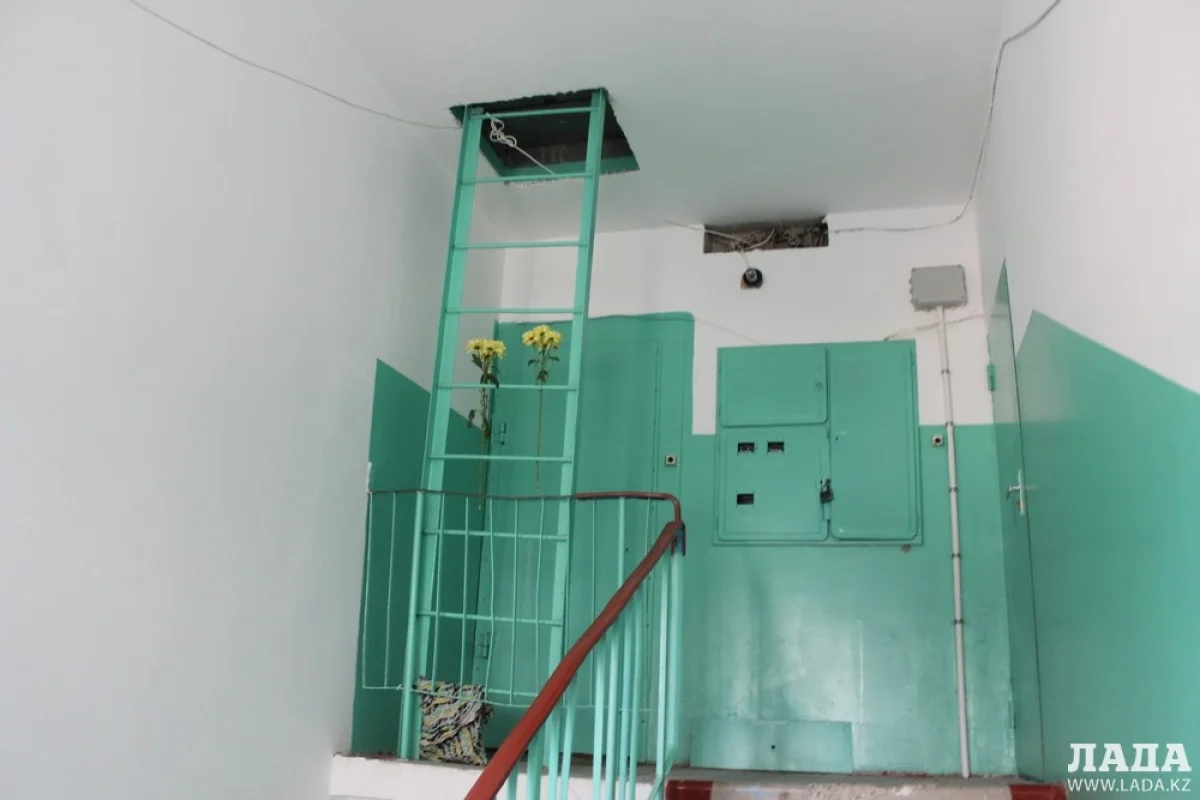 На месте происшествия возложили цветы. Фото автора||news_pic_more|<!--TBegin--><a href="https://img.lada.kz/2016-08/1470556451_img_0032.jpg" onclick="return hs.expand(this)" ><img src="https://img.lada.kz/2016-08/thumbs/1470556451_img_0032.jpg" alt='Молодой парень повесился на лестничной клетке в Актау' title='Молодой парень повесился на лестничной клетке в Актау'  /></a><!--TEnd--><br />