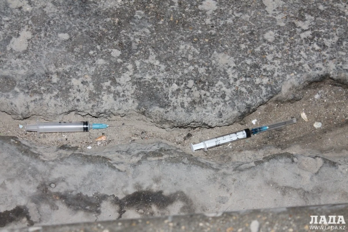 Шприцы в подъезде дома №2. Фото автора||news_pic_more|<!--TBegin--><a href="https://img.lada.kz/2016-08/1470569892_img_0014.jpg" onclick="return hs.expand(this)" ><img src="https://img.lada.kz/2016-08/thumbs/1470569892_img_0014.jpg" alt='В Актау в подъезде галерейного дома мужчина скончался от передозировки' title='В Актау в подъезде галерейного дома мужчина скончался от передозировки'  /></a><!--TEnd--><br /><!--TBegin--><a href="https://img.lada.kz/2016-08/1470569952_img_0015.jpg" onclick="return hs.expand(this)" ><img src="https://img.lada.kz/2016-08/thumbs/1470569952_img_0015.jpg" alt='В Актау в подъезде галерейного дома мужчина скончался от передозировки' title='В Актау в подъезде галерейного дома мужчина скончался от передозировки'  /></a><!--TEnd--><br /><!--TBegin--><a href="https://img.lada.kz/2016-08/1470569976_img_0016.jpg" onclick="return hs.expand(this)" ><img src="https://img.lada.kz/2016-08/thumbs/1470569976_img_0016.jpg" alt='В Актау в подъезде галерейного дома мужчина скончался от передозировки' title='В Актау в подъезде галерейного дома мужчина скончался от передозировки'  /></a><!--TEnd--><br /><!--TBegin--><a href="https://img.lada.kz/2016-08/1470569949_img_0018.jpg" onclick="return hs.expand(this)" ><img src="https://img.lada.kz/2016-08/thumbs/1470569949_img_0018.jpg" alt='В Актау в подъезде галерейного дома мужчина скончался от передозировки' title='В Актау в подъезде галерейного дома мужчина скончался от передозировки'  /></a><!--TEnd--><br /><!--TBegin--><a href="https://img.lada.kz/2016-08/1470569899_img_0019.jpg" onclick="return hs.expand(this)" ><img src="https://img.lada.kz/2016-08/thumbs/1470569899_img_0019.jpg" alt='В Актау в подъезде галерейного дома мужчина скончался от передозировки' title='В Актау в подъезде галерейного дома мужчина скончался от передозировки'  /></a><!--TEnd--><br /><!--TBegin--><a href="https://img.lada.kz/2016-08/1470569963_img-20160806-wa0138.jpeg" onclick="return hs.expand(this)" ><img src="https://img.lada.kz/2016-08/thumbs/1470569963_img-20160806-wa0138.jpeg" alt='В Актау в подъезде галерейного дома мужчина скончался от передозировки' title='В Актау в подъезде галерейного дома мужчина скончался от передозировки'  /></a><!--TEnd-->