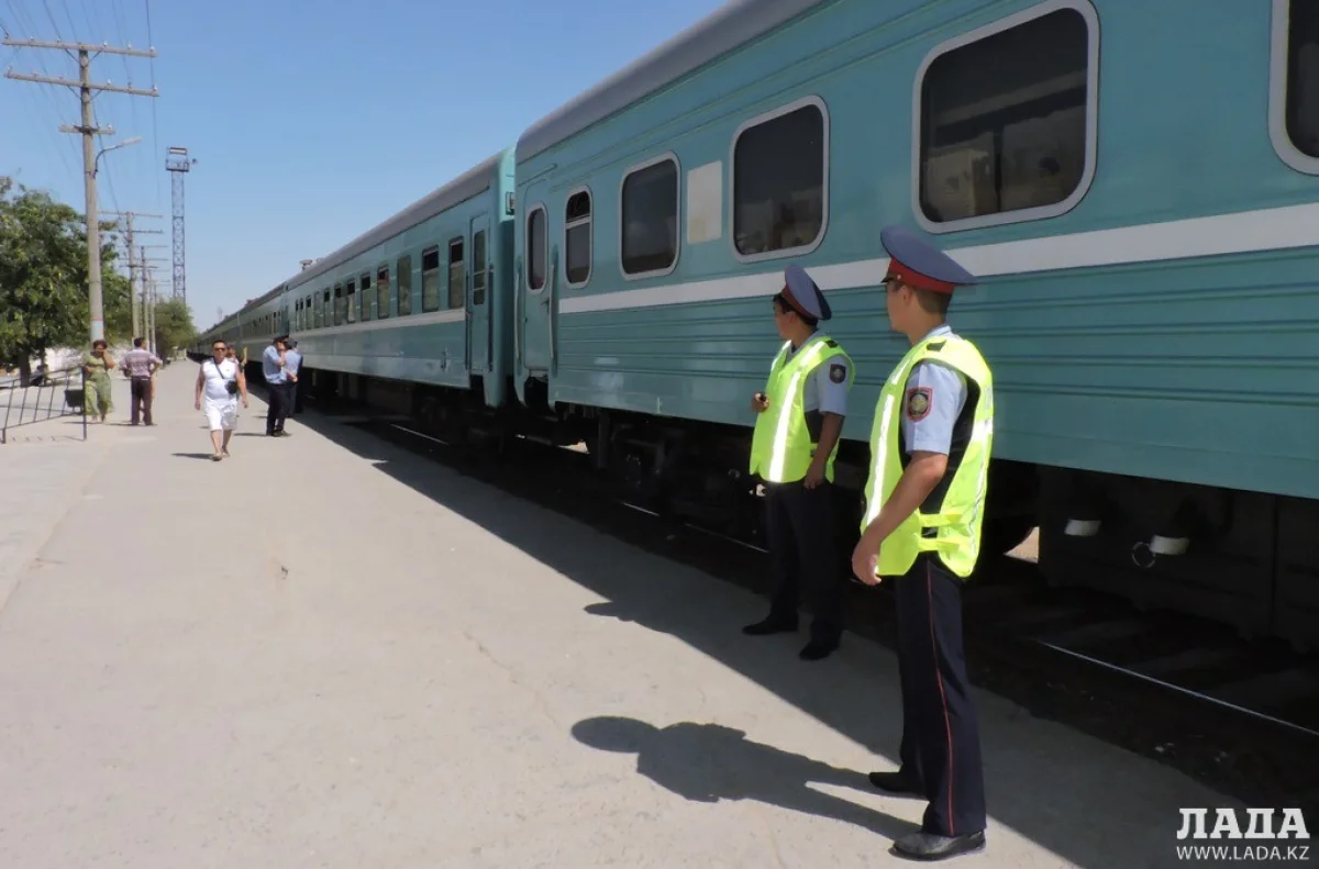 Сотрудники ЛОВД проводят рейд на вокзале. Фото автора