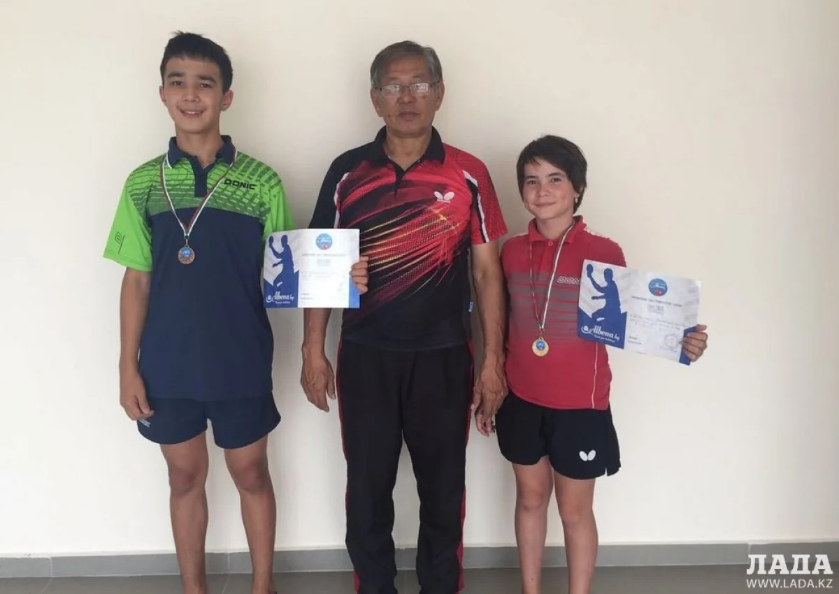 Тренер Макатай Рамазан с победителями. Фото Азата Мангубаева