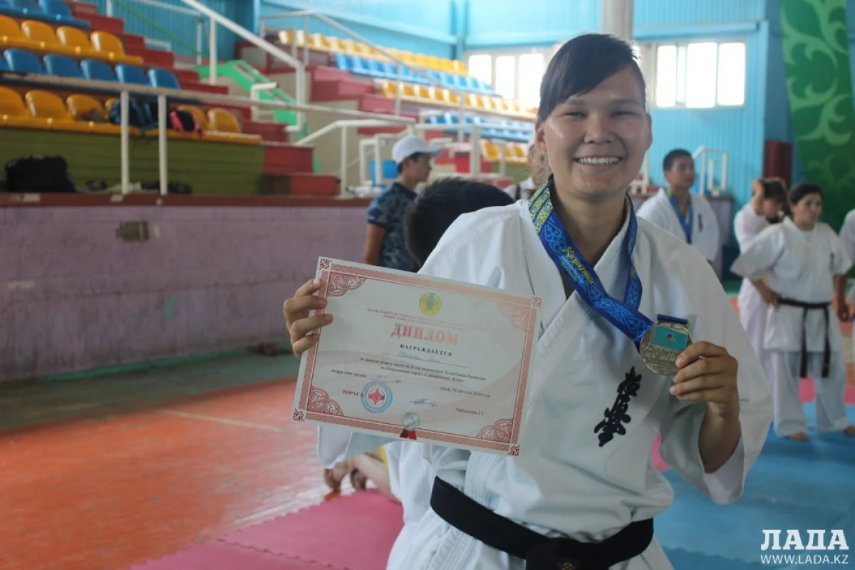 Асель Шоткара, обладательница второго метста.  Фото предоставил Усенгали Молдагалиев||news_pic_more|<!--TBegin--><a href="https://img.lada.kz/2016-08/1470831151_img_1788-1.jpg" onclick="return hs.expand(this)" ><img align="left" src="https://img.lada.kz/2016-08/thumbs/1470831151_img_1788-1.jpg" alt='На открытом чемпионате Казахстана по кекушинкай карате-до в Актау хозяева соревнований завоевали четыре медали' title='На открытом чемпионате Казахстана по кекушинкай карате-до в Актау хозяева соревнований завоевали четыре медали'  /></a><!--TEnd--><br /><!--TBegin--><a href="https://img.lada.kz/2016-08/1470831210_img_1815.jpg" onclick="return hs.expand(this)" ><img align="left" src="https://img.lada.kz/2016-08/thumbs/1470831210_img_1815.jpg" alt='На открытом чемпионате Казахстана по кекушинкай карате-до в Актау хозяева соревнований завоевали четыре медали' title='На открытом чемпионате Казахстана по кекушинкай карате-до в Актау хозяева соревнований завоевали четыре медали'  /></a><!--TEnd--><br /><!--TBegin--><a href="https://img.lada.kz/2016-08/1470831197_img_1828.jpg" onclick="return hs.expand(this)" ><img align="left" src="https://img.lada.kz/2016-08/thumbs/1470831197_img_1828.jpg" alt='На открытом чемпионате Казахстана по кекушинкай карате-до в Актау хозяева соревнований завоевали четыре медали' title='На открытом чемпионате Казахстана по кекушинкай карате-до в Актау хозяева соревнований завоевали четыре медали'  /></a><!--TEnd--><br /><!--TBegin--><a href="https://img.lada.kz/2016-08/1470831135_img_2142.jpg" onclick="return hs.expand(this)" ><img align="left" src="https://img.lada.kz/2016-08/thumbs/1470831135_img_2142.jpg" alt='На открытом чемпионате Казахстана по кекушинкай карате-до в Актау хозяева соревнований завоевали четыре медали' title='На открытом чемпионате Казахстана по кекушинкай карате-до в Актау хозяева соревнований завоевали четыре медали'  /></a><!--TEnd--><br /><!--TBegin--><a href="https://img.lada.kz/2016-08/1470831139_img_2146.jpg" onclick="return hs.expand(this)" ><img align="left" src="https://img.lada.kz/2016-08/thumbs/1470831139_img_2146.jpg" alt='На открытом чемпионате Казахстана по кекушинкай карате-до в Актау хозяева соревнований завоевали четыре медали' title='На открытом чемпионате Казахстана по кекушинкай карате-до в Актау хозяева соревнований завоевали четыре медали'  /></a><!--TEnd-->