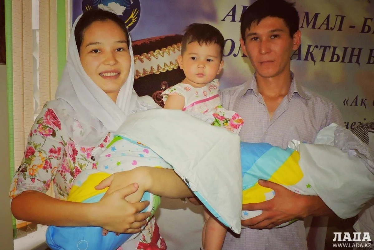 Алия Жолдасбаева с детьми и мужем. Фото автора