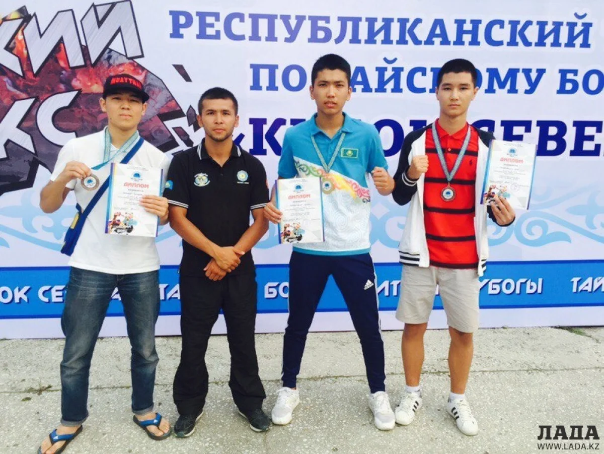 Тренер Ержан Султанов с призерами турнира