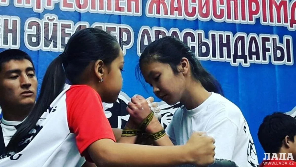 Слева самая младшая участница турнира, бронзовый призер Аксаулем Матенова. Фото предоставлено участниками соревнований.