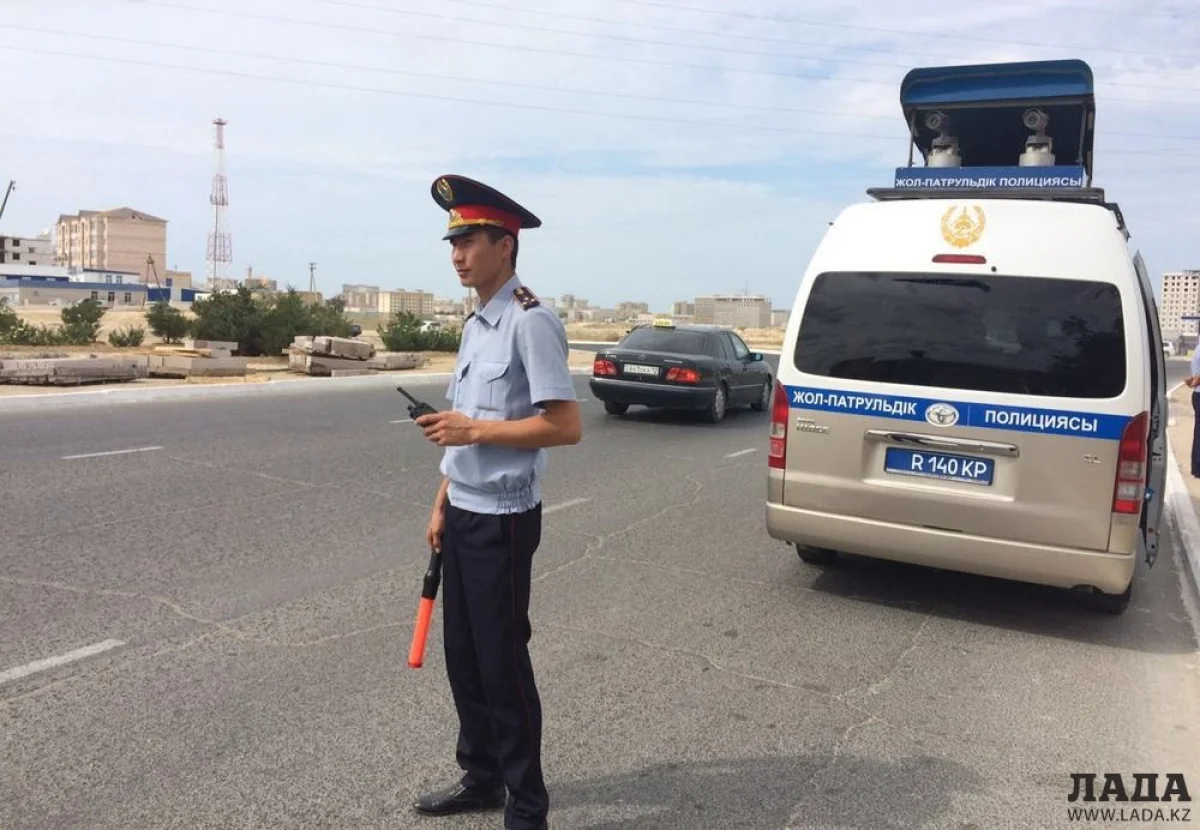 Акция «Должник-2016». Фото подполковника полиции Нысан Самата, начальника ОАП УВД Актау