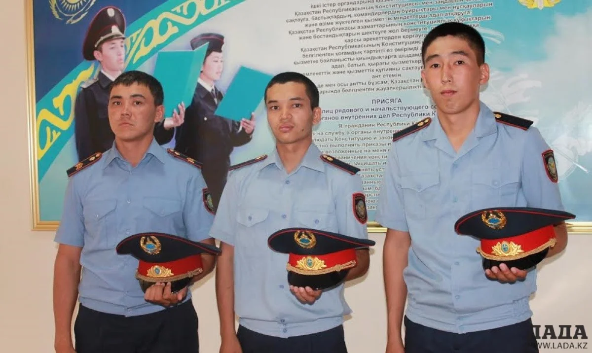 Полицейские, пришедшие на помощь Егору Николаеву. Фото предоставлено пресс-службой ДВД области