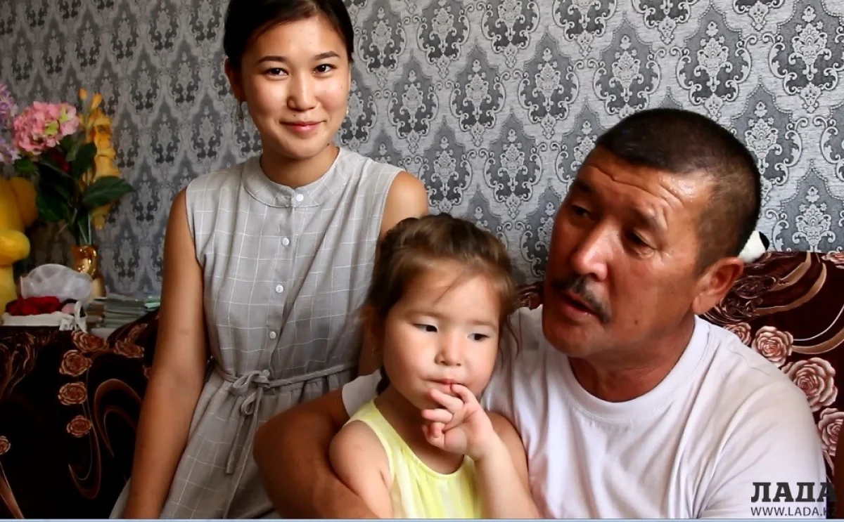 Сабит Ниязымбетов с дочерью Кумар и внучкой Нуралтын