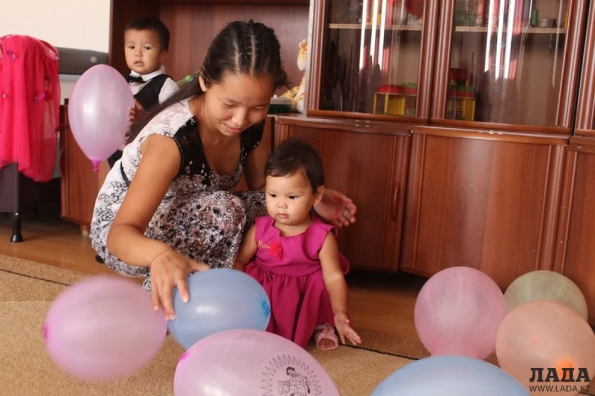 Жадыра вместе со своими детьми-сыном Ибрагимом и дочкой Майей. Фото автора