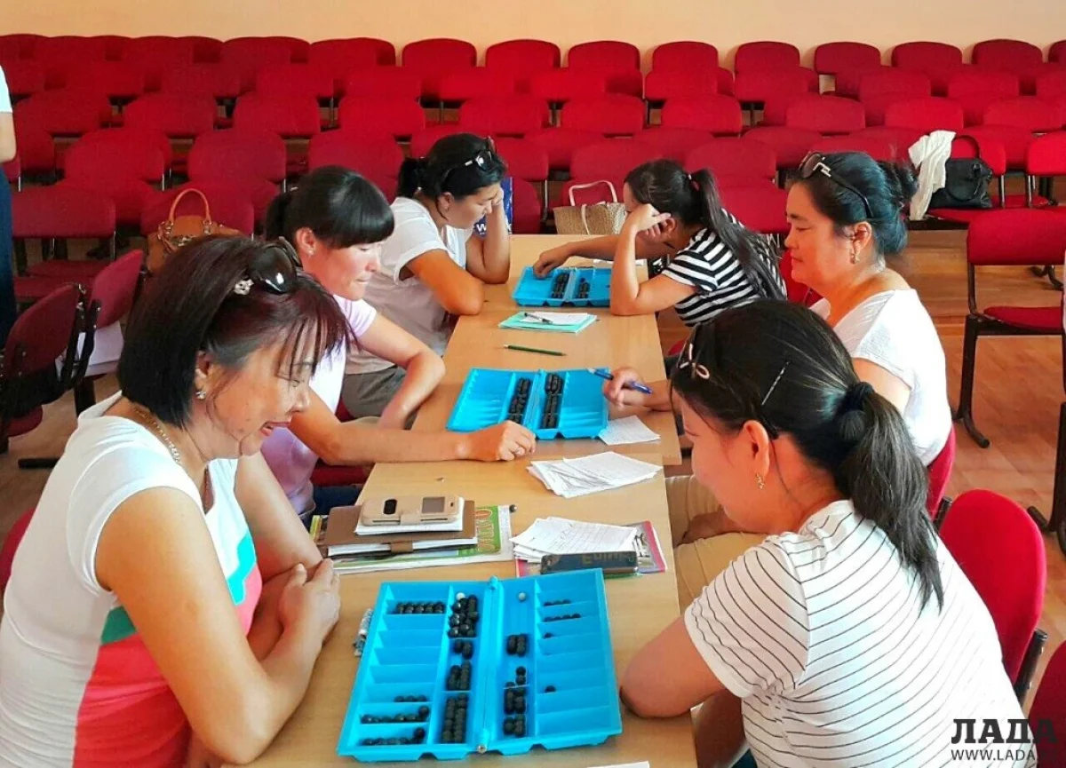 За игровым столом - педагоги. Фото предоставлено Гаухар Жакиевой