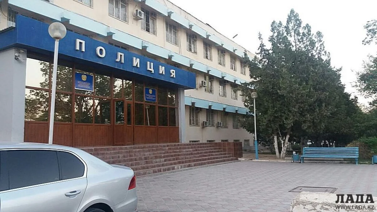 Фото автора||news_pic_more|<!--TBegin--><a href="https://img.lada.kz/2016-08/1471886322_whatsapp-image-2016-08-22-at-22.12.14-1.jpeg" onclick="return hs.expand(this)" ><img align="left" src="https://img.lada.kz/2016-08/thumbs/1471886322_whatsapp-image-2016-08-22-at-22.12.14-1.jpeg" alt='Полицейские просят жителей Актау помочь в розыске подозреваемого в изнасиловании шестилетней девочки' title='Полицейские просят жителей Актау помочь в розыске подозреваемого в изнасиловании шестилетней девочки'  /></a><!--TEnd-->